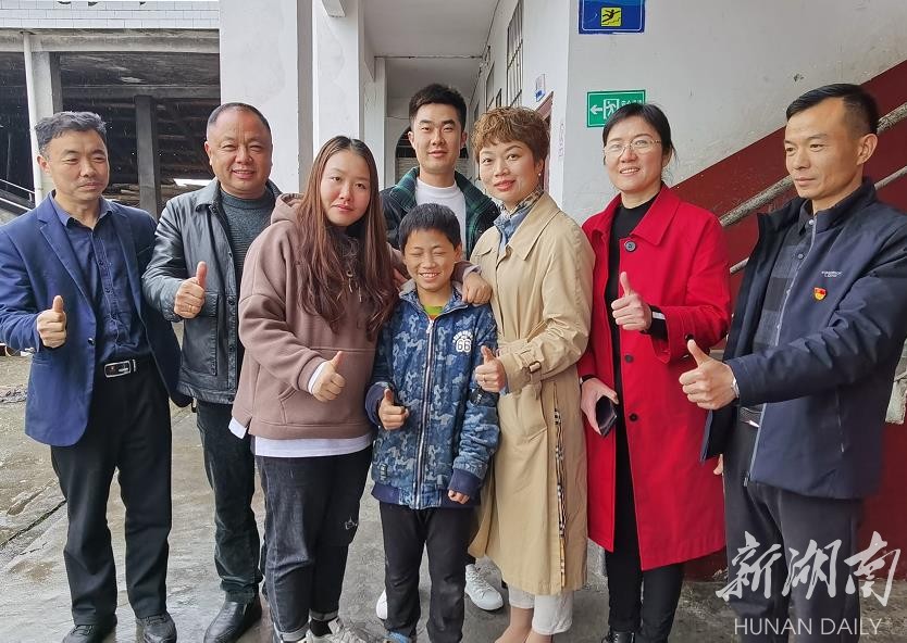 爱心人士为王龙送来爱心款。胡卫红 摄 爱心人士为王龙送来爱心款。胡卫红 摄