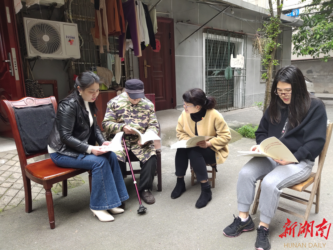 石鼓区潇湘街道演武坪社区党总支通过开展党史学习教育"送学上门"活动