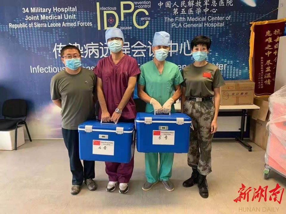 图为“春苗行动”中李植源作为驻地医学专家接收疫苗(右二)。 图为“春苗行动”中李植源作为驻地医学专家接收疫苗(右二)。