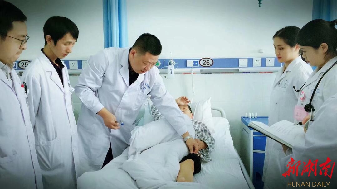针灸推拿康复中心梁权兵主任带领精英团队为患者进行业务查房 针灸推拿康复中心梁权兵主任带领精英团队为患者进行业务查房