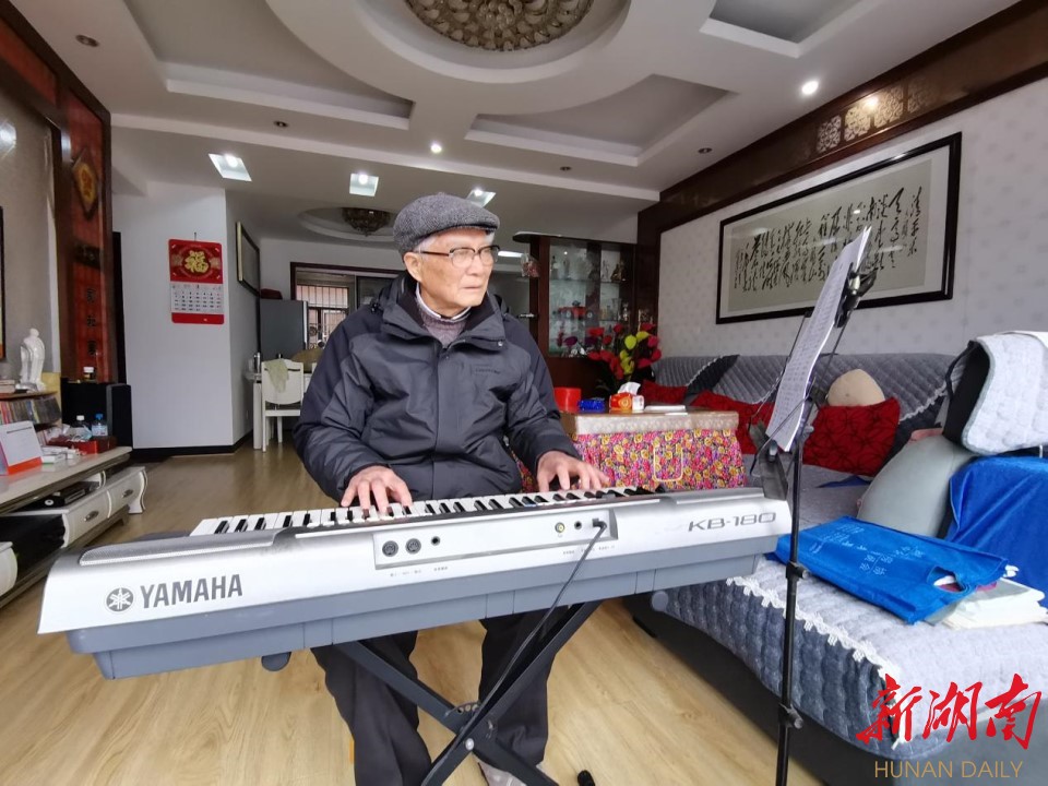 图为陈义庭老人在弹奏歌曲。 图为陈义庭老人在弹奏歌曲。