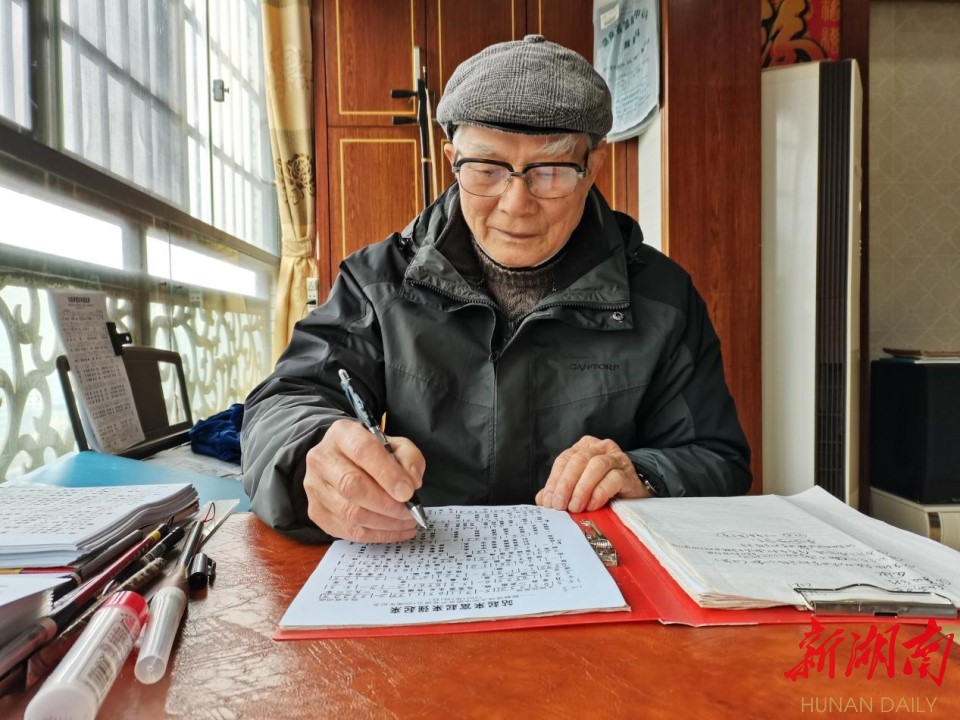 图为陈义庭老人在修改词曲。 图为陈义庭老人在修改词曲。