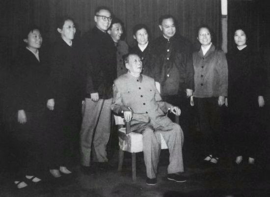 1975年11月，毛主席与医疗小组人员合影（后排左三为唐由之）。
