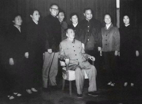 1975年11月,毛主席与医疗小组人员合影(后排左三为唐由之)。 1975年11月,毛主席与医疗小组人员合影(后排左三为唐由之)。