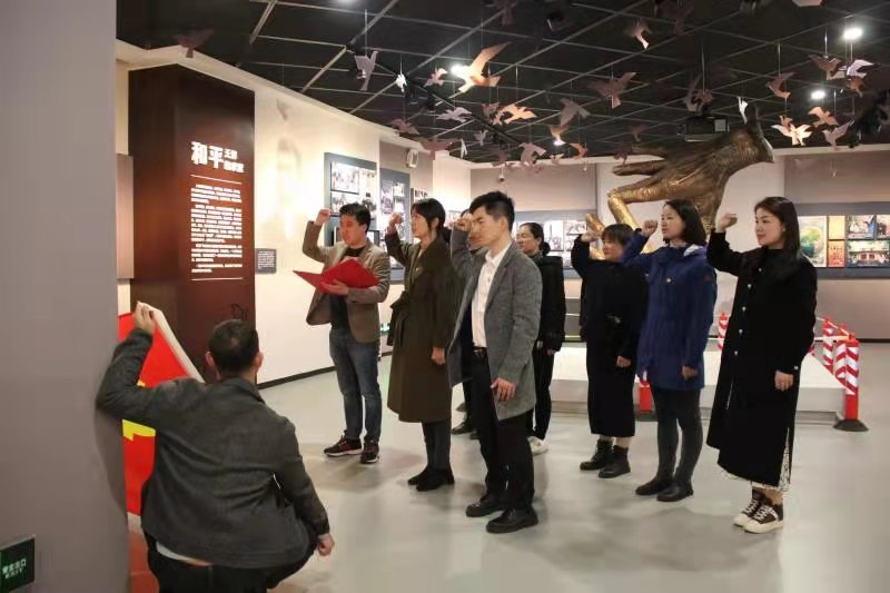 党史专题学习后,团市委机关全体干职工参观和平·签证主题馆,向何凤山