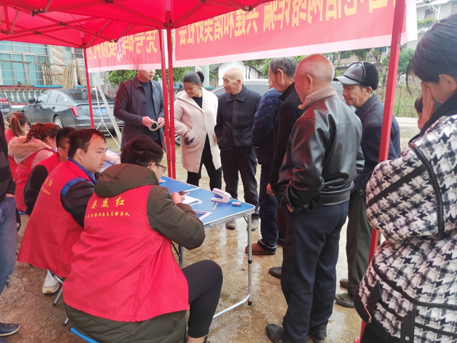 桥头河镇：镇企联合开展入村反电诈宣传