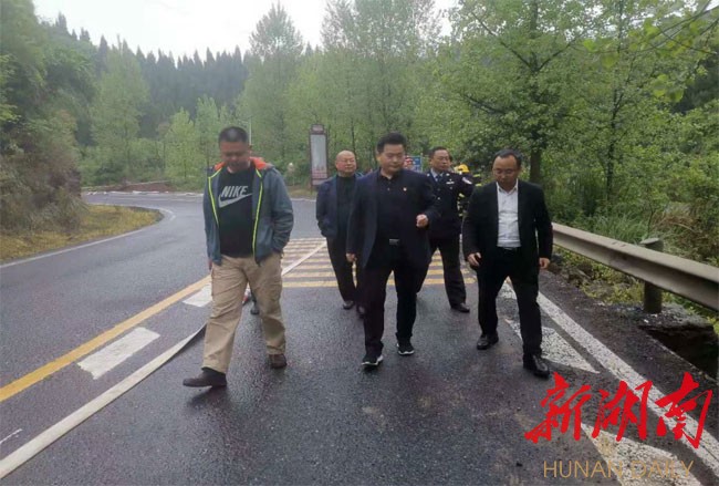 沅陵快速处置一起危化品车辆侧翻事故