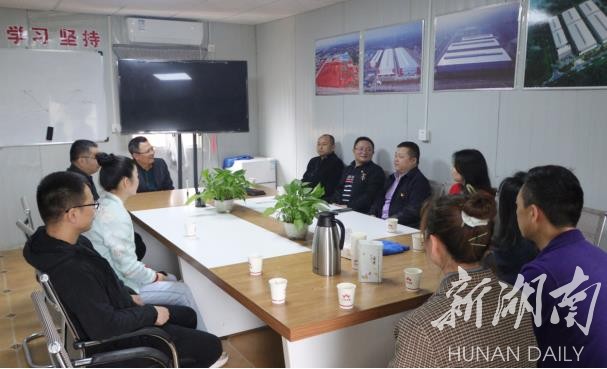 园区干部正认真听取企业反映问题。何骏 摄 园区干部正认真听取企业反映问题。何骏 摄