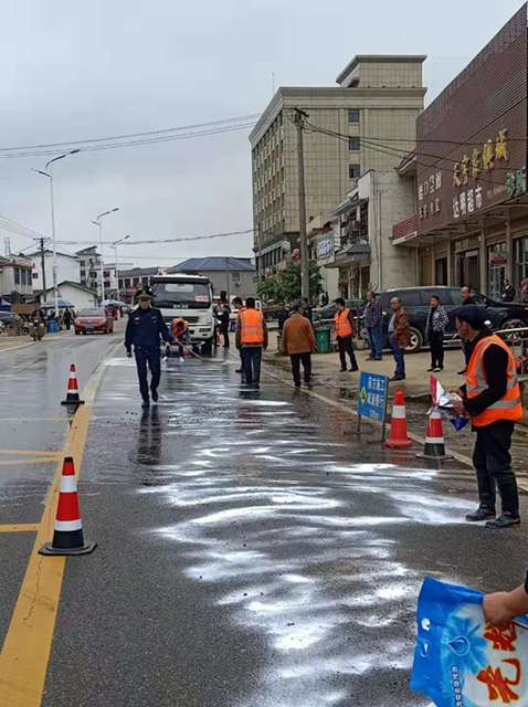 韶山市交通运输局：油污路面排险情 确保道路安全畅通