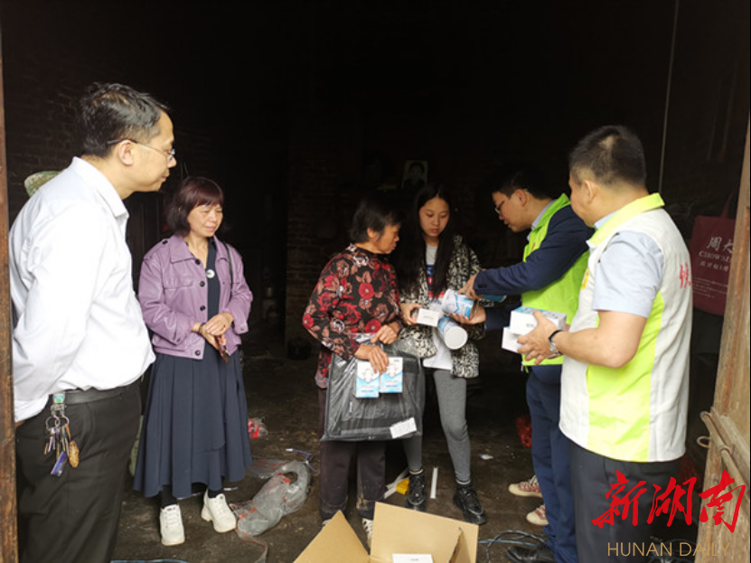 (入户走访慰问特殊困境家庭) (入户走访慰问特殊困境家庭)