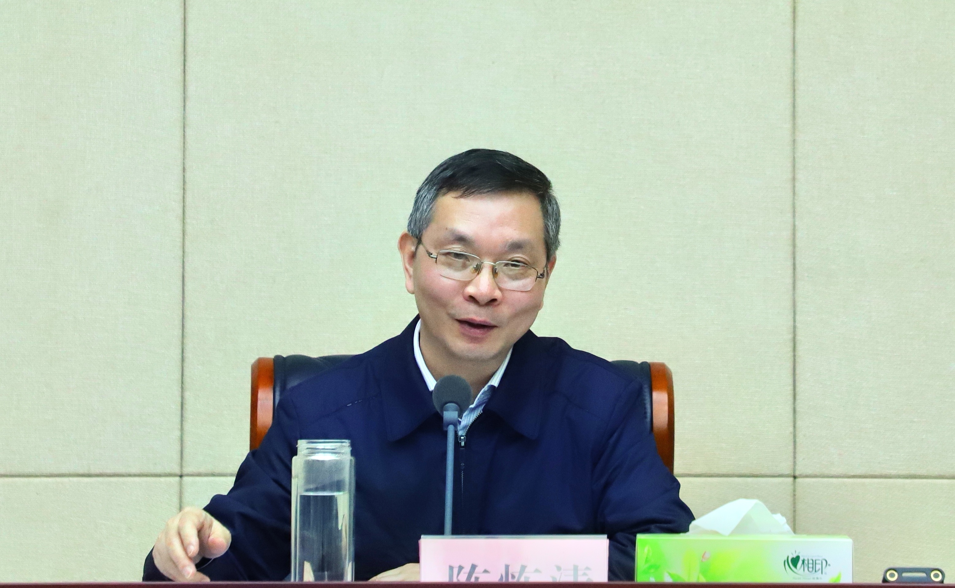 (图为省商务厅厅长陈恢清主持会议并讲话.