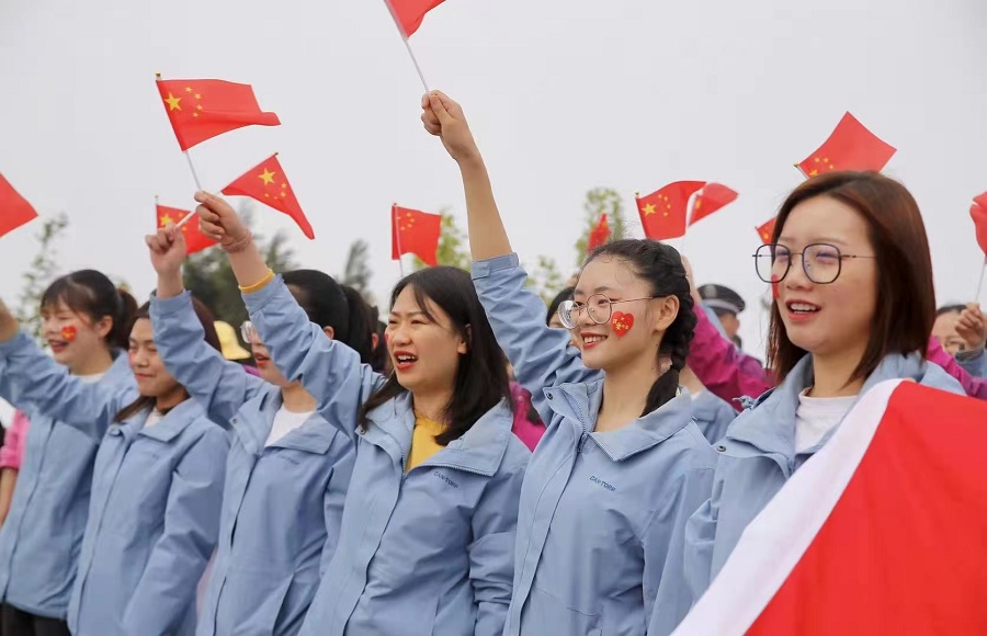 中国首辆火星车成功命名“祝融号” 市民游客祝融峰顶齐欢庆