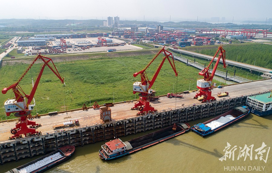 4月23日,岳阳城陵矶新港件杂货码头一片繁忙.   [责编:李梓延]