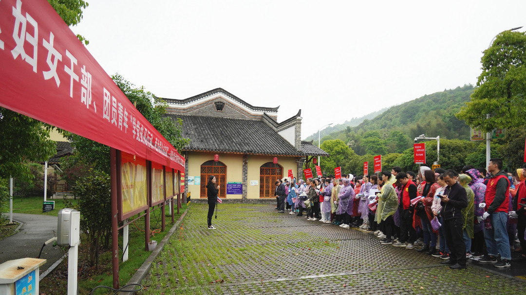 岳塘區(qū)婦女干部、團員青年走進(jìn)七星村開展“美麗行動”志愿服務(wù)