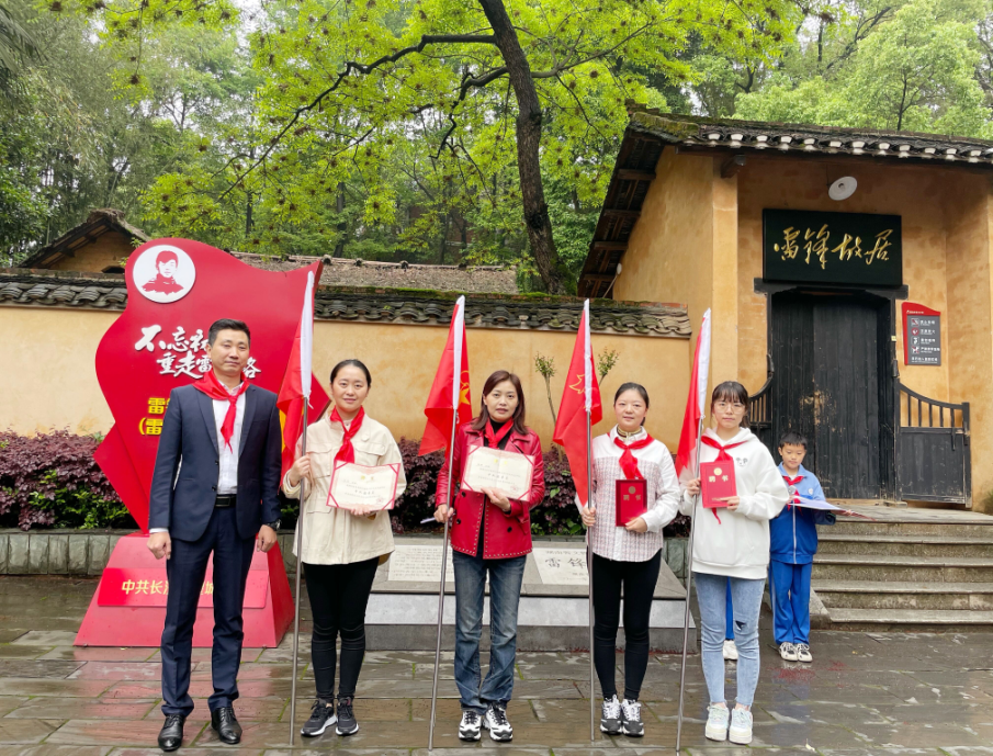 长沙市雷锋小学校长王泽朋为一年级四名中队辅导员颁发了聘书和授予中