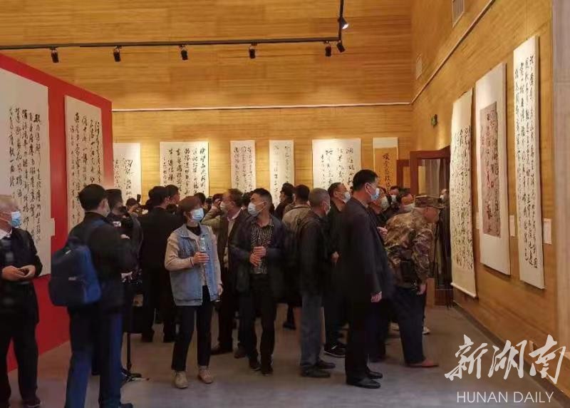参观文艺作品展现场。龚柏威 摄 参观文艺作品展现场。龚柏威 摄