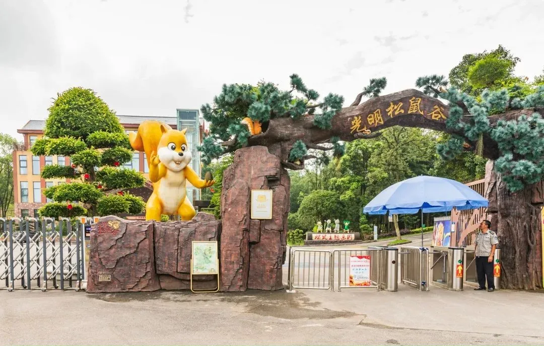 柏乐园:全家同游嗨翻天"五一"期间,柏乐园举办"五一约惠柏乐园,全家