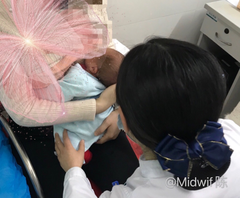 陈湘的母乳喂养门诊是每周一下午,她帮助了很多有母乳喂养困扰的妈妈们。 陈湘的母乳喂养门诊是每周一下午,她帮助了很多有母乳喂养困扰的妈妈们。