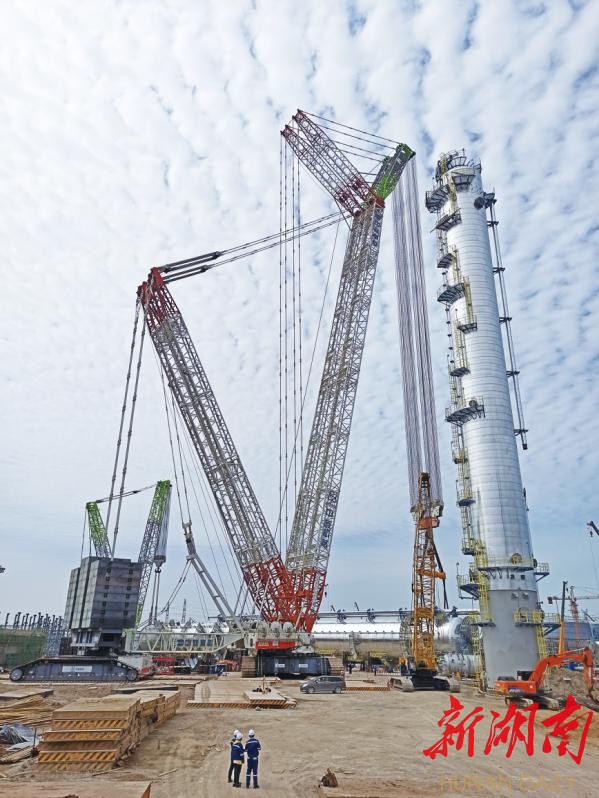 1850吨！中联重科3200吨起重机再刷吊装纪录 圆满助力最大吨级丙烯塔吊装
