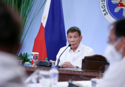 杜特尔特称南海仲裁案裁决应该被扔进废纸篓，菲防长称其言论正确