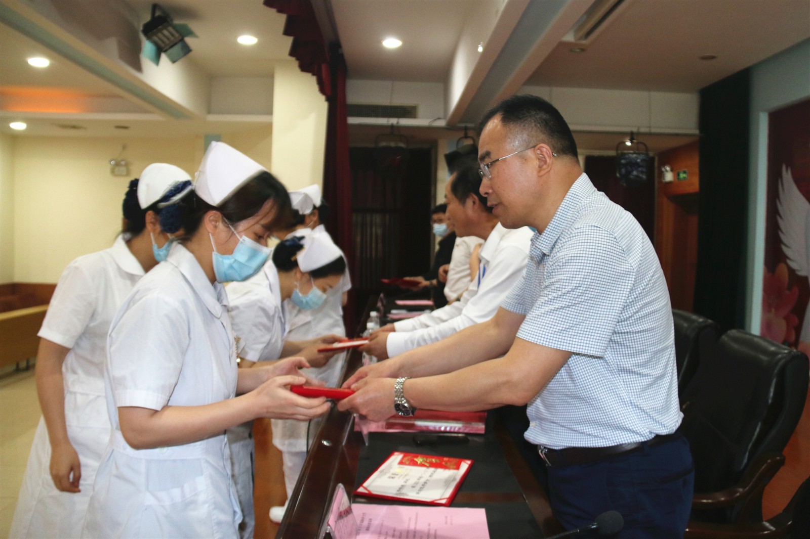县人民医院召开5.12国际护士节表彰大会