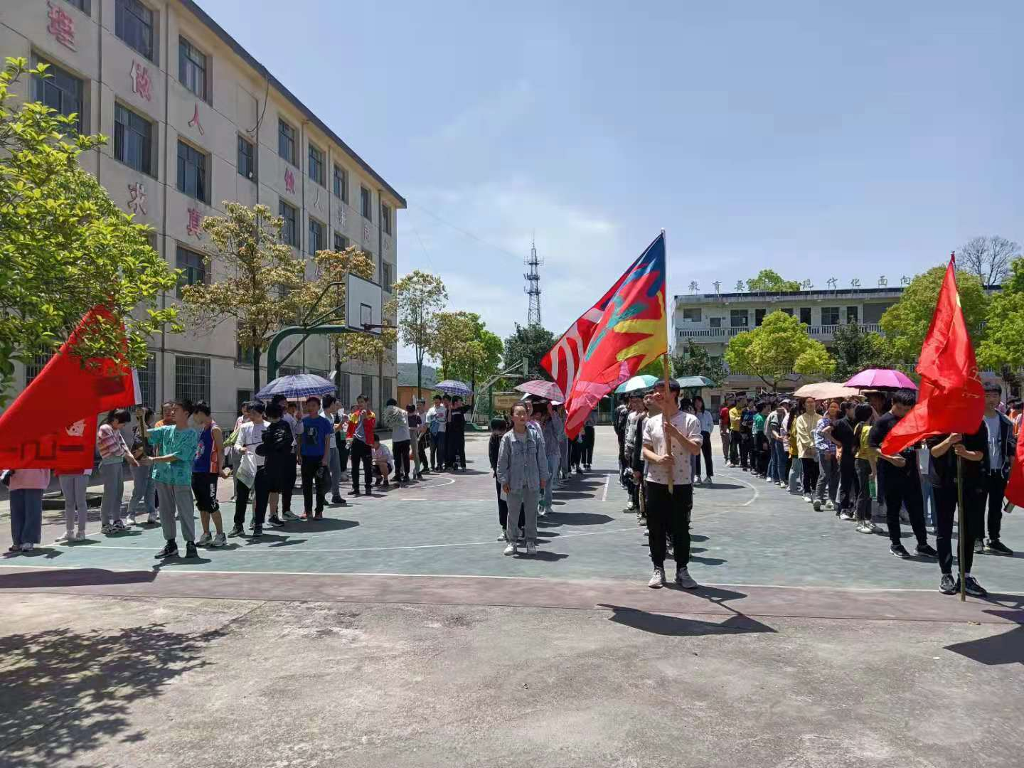 冷水江市梓龍中學(xué)舉辦祝第72個(gè)青年節(jié)暨建黨100周年徒步活動(dòng)