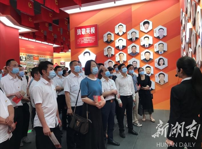 来自益阳的代表在解说员的讲解下认真观展。 杨军 摄 来自益阳的代表在解说员的讲解下认真观展。 杨军 摄