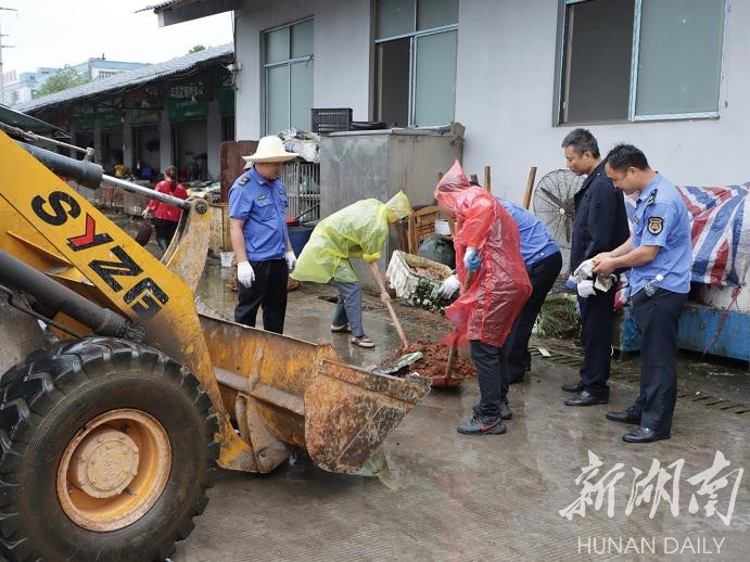 工作人员正清理海吉星市场乱堆乱放垃圾。何骏 摄