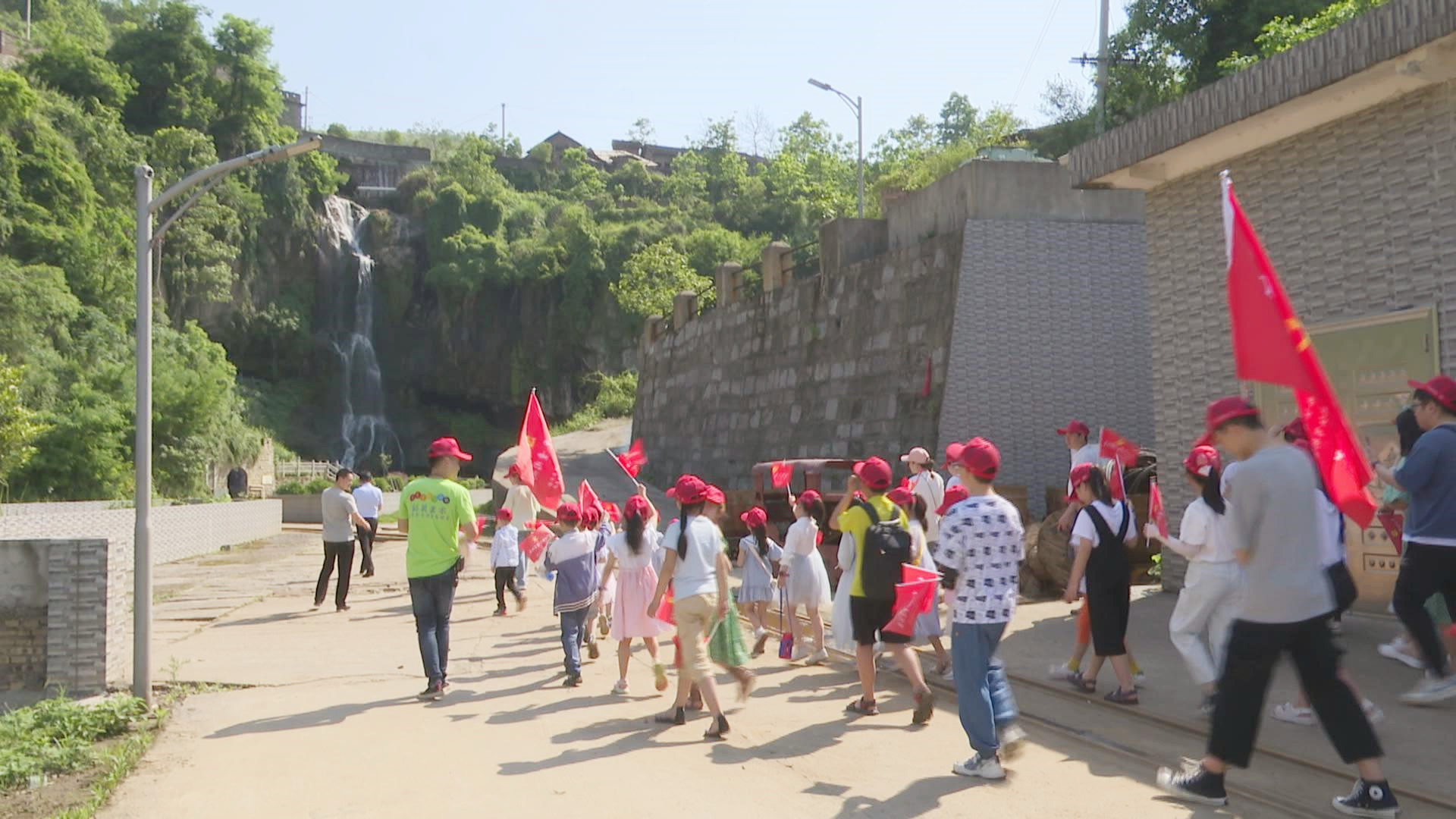 冷水江市圖書館舉行“童心向黨 童閱湖南”紅色研學(xué)活動