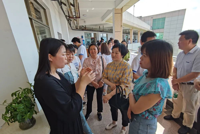 上图:课后,老师与家长们正在亲切交流家校共建话题。 上图:课后,老师与家长们正在亲切交流家校共建话题。