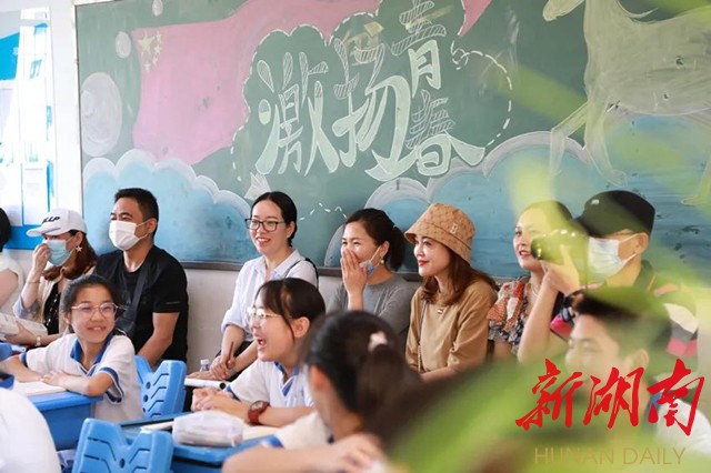 上图:听到开心处,掩面笑起来。怀雅高中部的智慧课堂让听课家长更进一步了解怀雅。 上图:听到开心处,掩面笑起来。怀雅高中部的智慧课堂让听课家长更进一步了解怀雅。