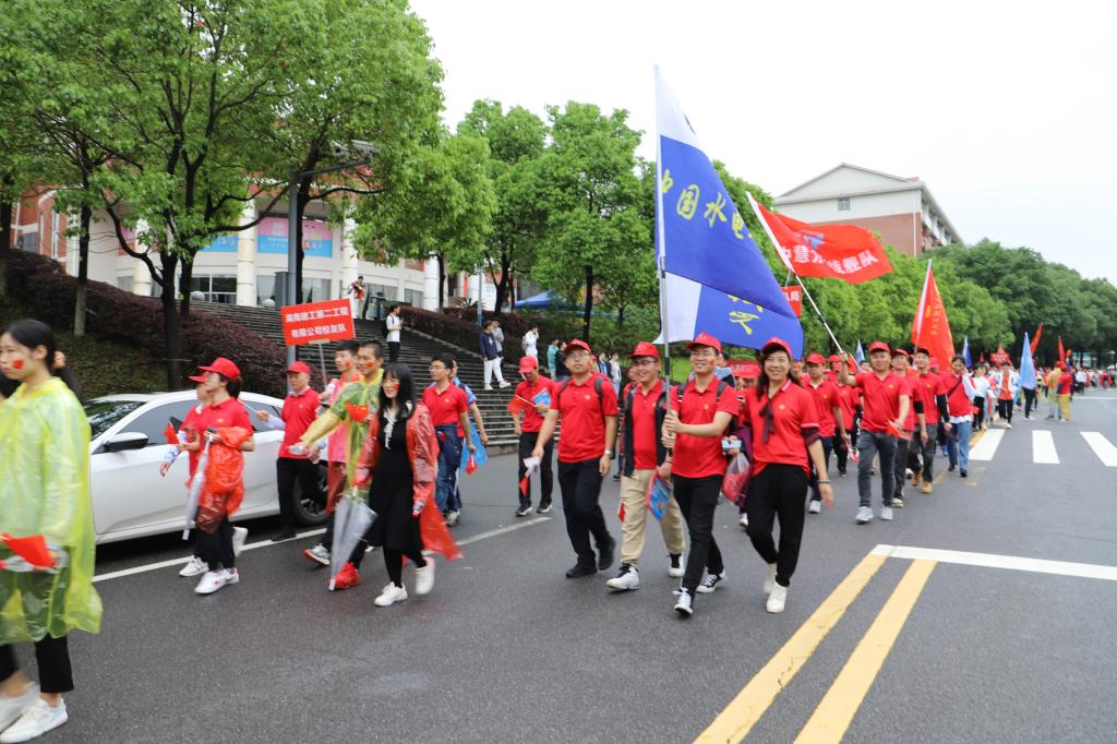 新湖南：“百年奋斗路，永远跟党走”长沙理工大学开展校友健步行活动