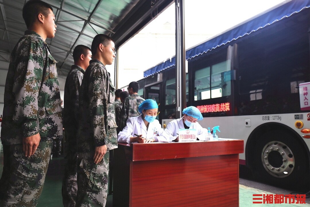 移动疫苗接种车进军营衡阳警备区官兵踊跃接种