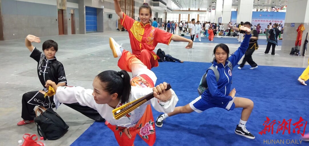 2019年世界传统武术锦标赛上，吴林姬与外国选手切磋技艺。