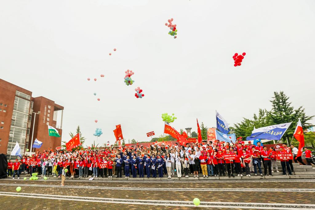 新湖南：“百年奋斗路，永远跟党走”长沙理工大学开展校友健步行活动