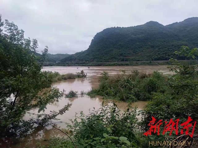 图为辰溪县船溪乡汀流村边上的滔滔沅江.