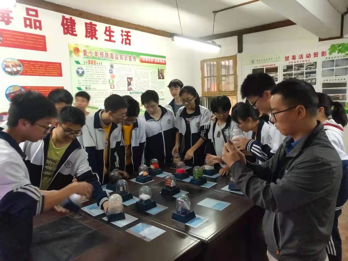 永州东安一中组织学生参观禁毒展览室