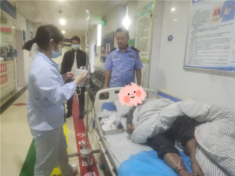 泸溪：一老人被毒蛇咬伤 村警紧急救助送医