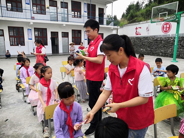 心系儿童 情暖六一—— 团县委组织志愿者开展“6·1”慰问活动