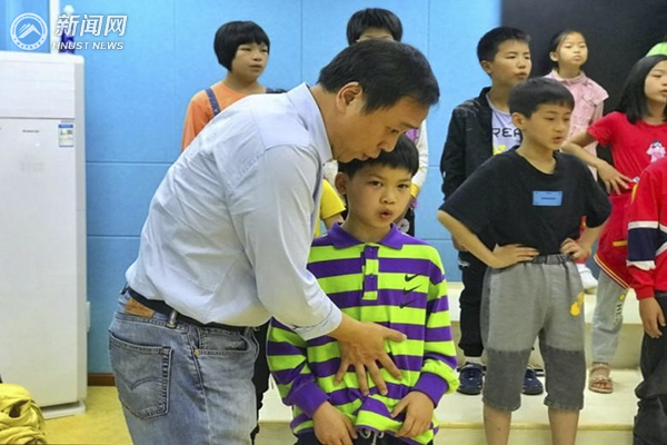五四青年节，湖南科技大学王育霖教授和孩子们在一起歌唱