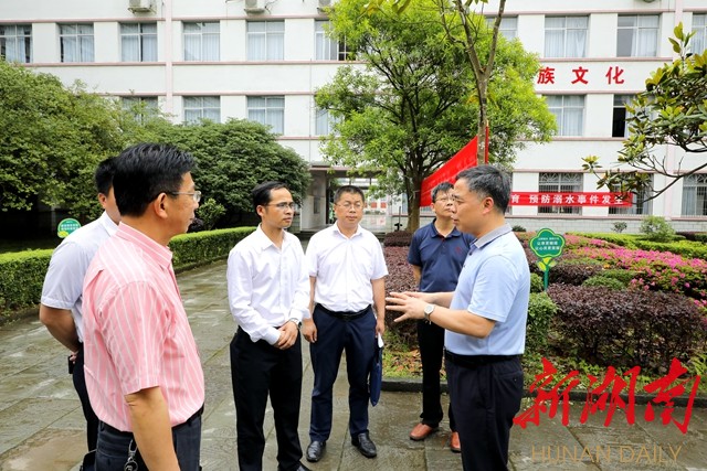 欧梦辽)6月2日,县委书记毛运鸿到通道一中考点督察指导高考,学考