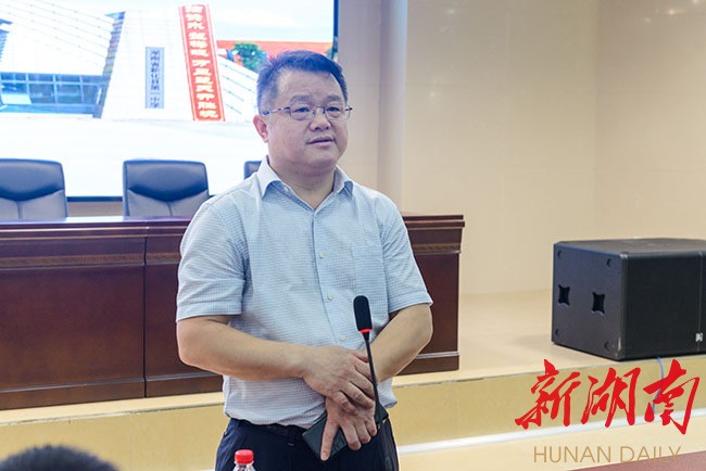 游进  黎明明)6月4日,新化县委书记李铁雄到城区部分考点巡查2021年