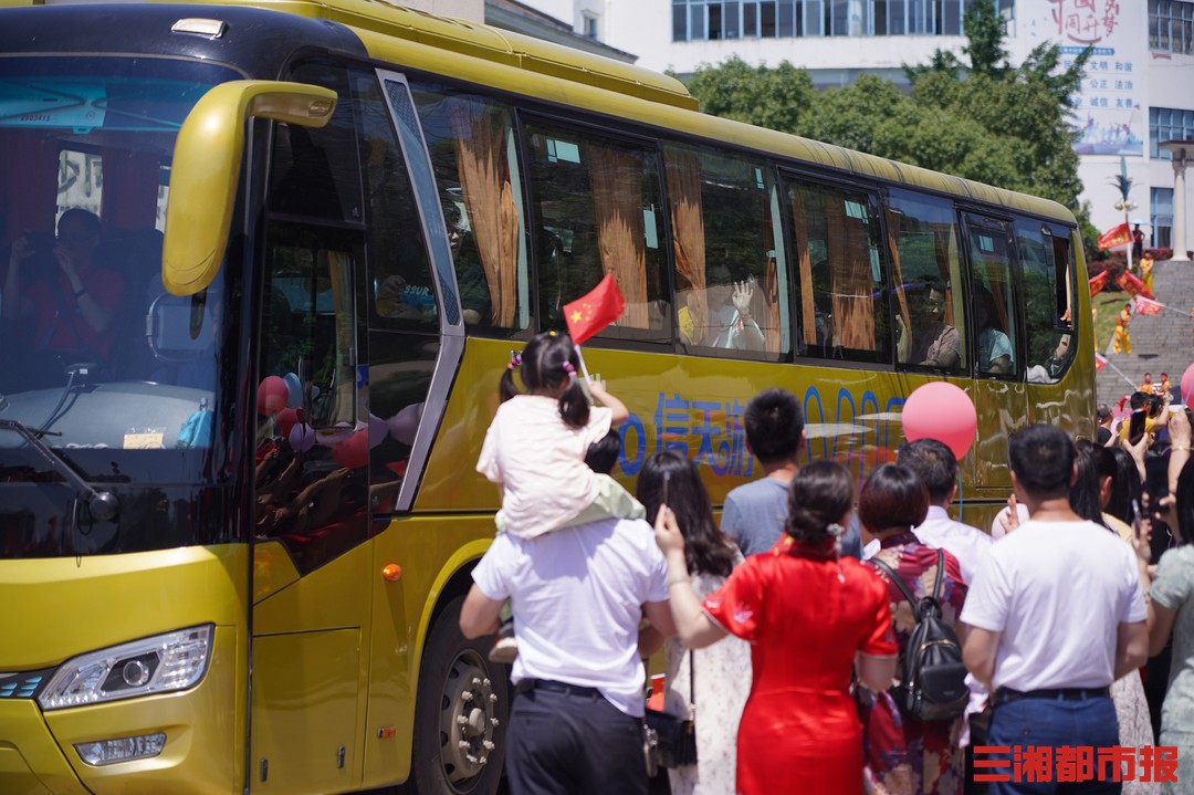 图集出发30辆大巴载着1175名高三考生奔赴考场