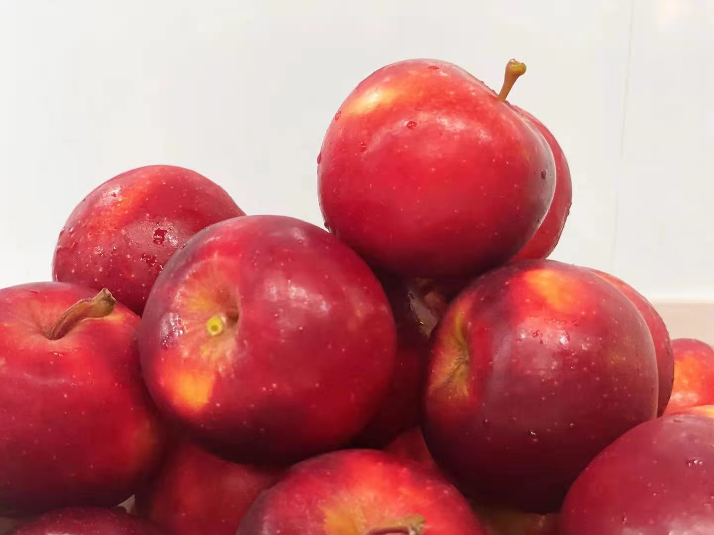 绿叶水果总经理唐红告诉记者,绿叶水果成立于1998年,23年来,致力于