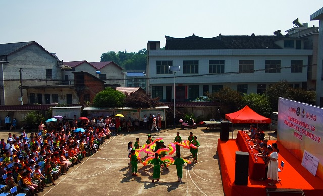 尚赫公益基金会爱心捐助活动在涟源三甲学校举办