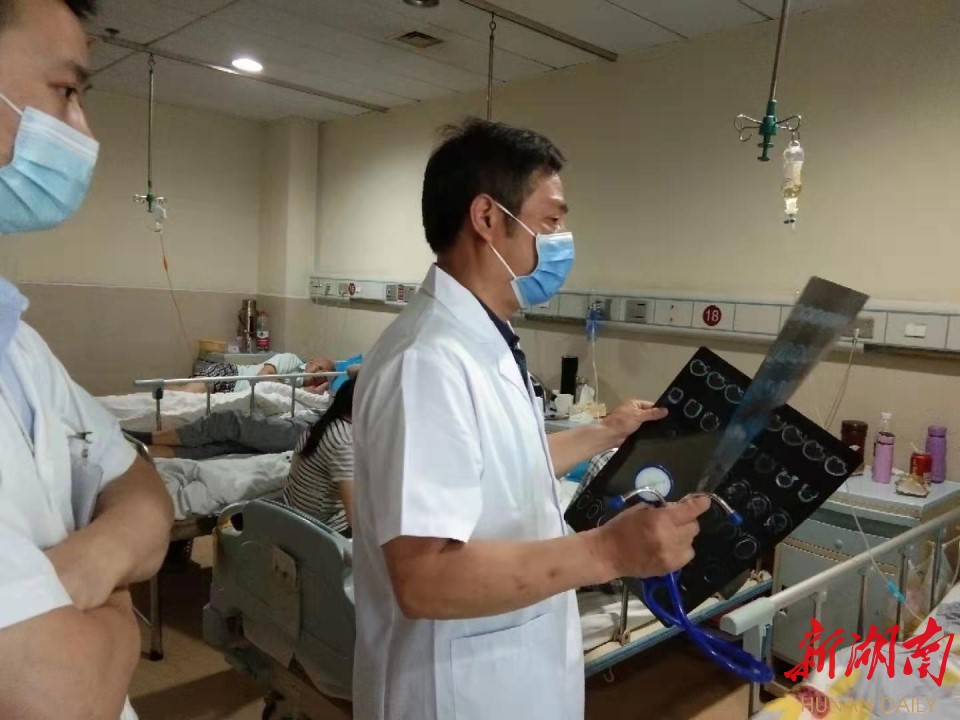图为王诚喜在病房查房。 图为王诚喜在病房查房。