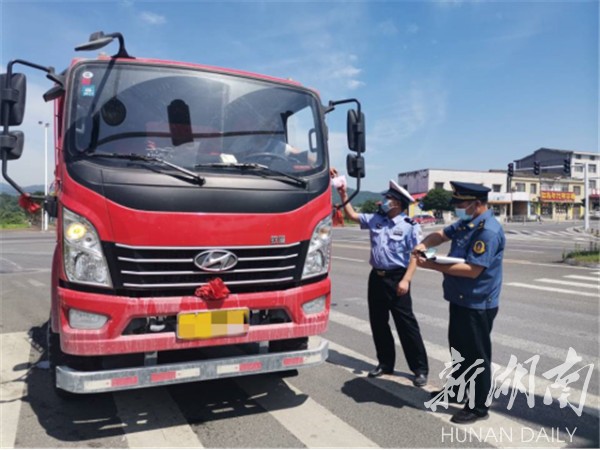 韶山:路警联合开展超限超载专项整治