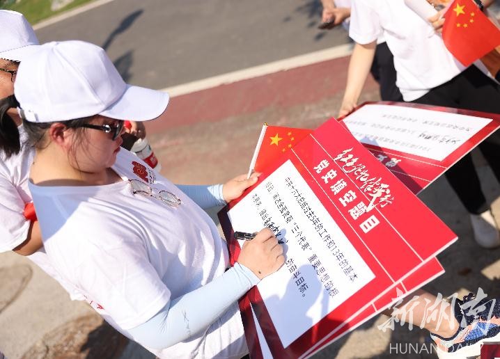  参赛队员在填写党史填空题。周长吾 摄