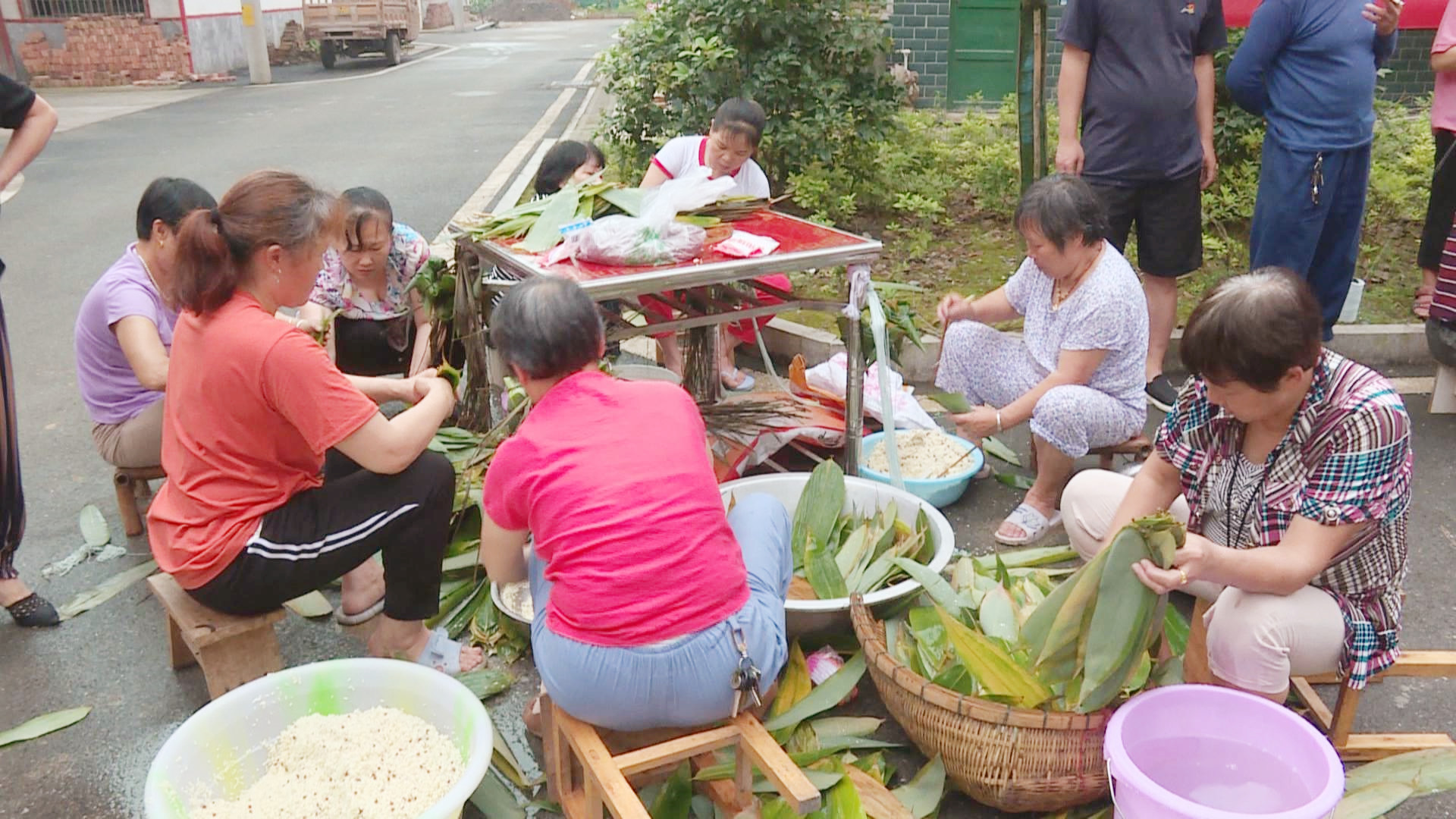 禾青鎮(zhèn)易地扶貧搬遷集中安置點(diǎn)舉行端午節(jié)包粽子比賽活動(dòng)