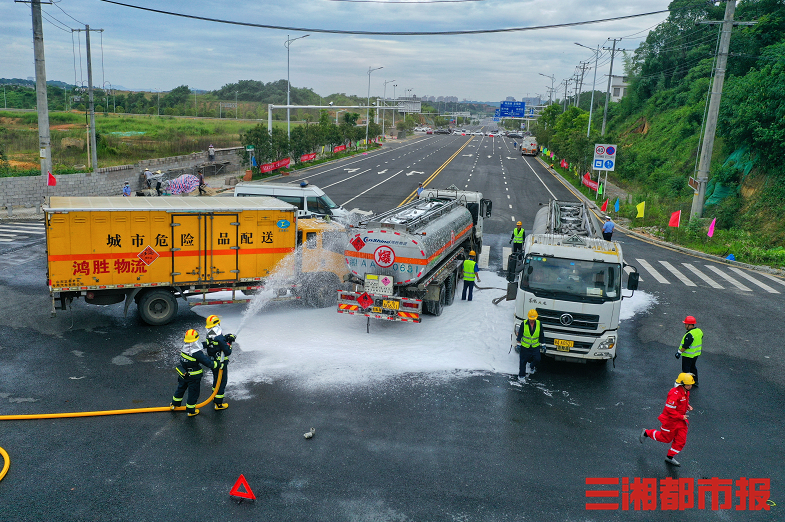 追尾导致3吨天然气发生泄漏长沙举行危化品道路运输应急救援演练